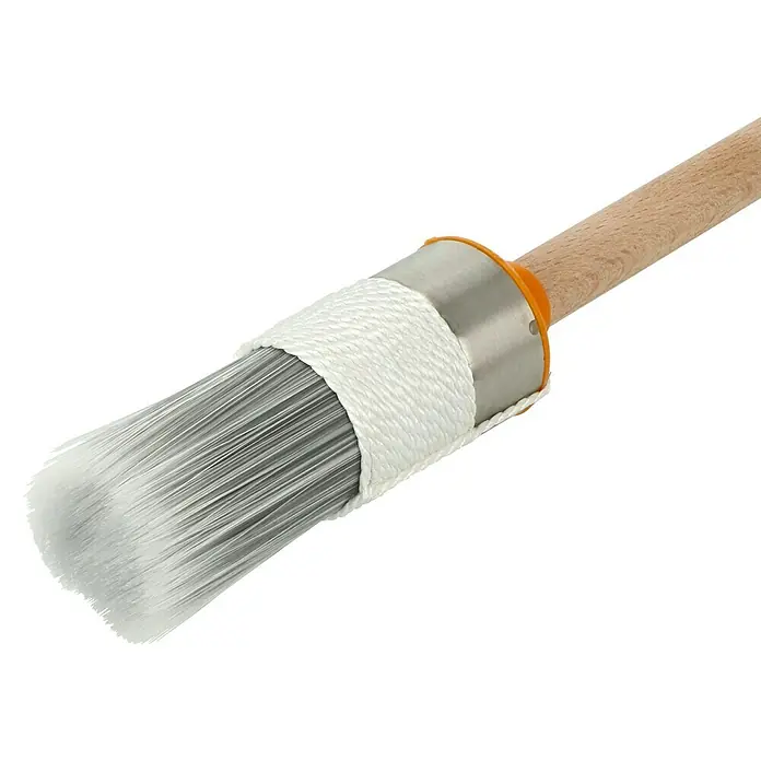 swingcolor Ringpinsel - Größe Pinsel: 6, Mischborsten - Nahaufnahme eines Chalk Paint Pinsel mit Holzgriff, Metallzwinge und weißen Borsten auf schwarzem Hintergrund.