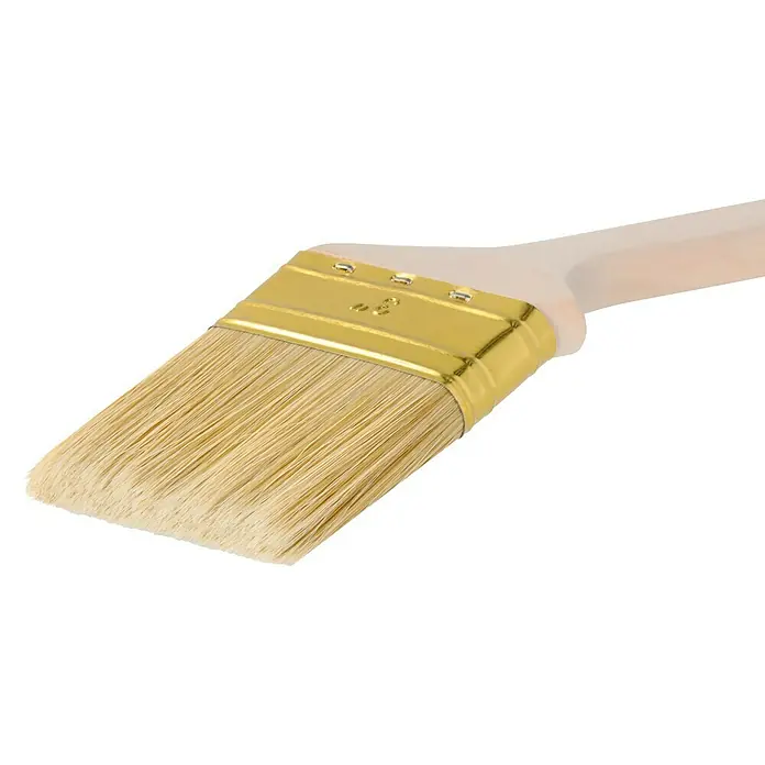 swingcolor Premium Fassadenstreicher XXL - Breite Borsten: 75 mm, Naturholz - Nahaufnahme eines schrägen Heizkörperpinsels mit hellem Borsten und goldenem Metallband auf schwarzem Hintergrund.