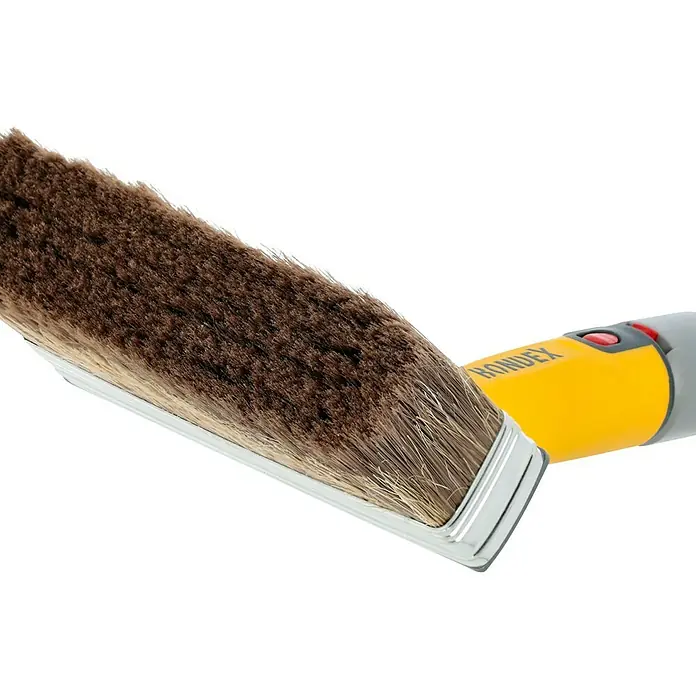 Bondex Flächenstreicher-Set - Breite Borsten: 140 mm, Auszugslänge: 95 cm - 160 cm - Nahaufnahme einer Bondex Holzlasurbürste mit braunen Borsten und gelb-grauem Griff.