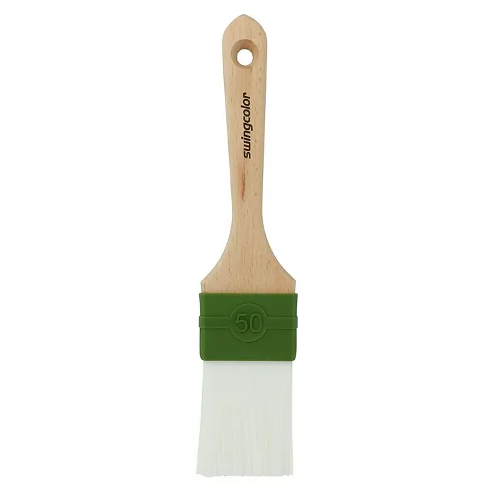 swingcolor Abbeiz-Flachpinsel - Breite Borsten: 50 mm, Nylonfasern, Naturholz - Ein Pinsel von Swingcolor mit einem Holzgriff, einer grünen Halterung und weißen Borsten für präzises Auftragen von Farbe.
