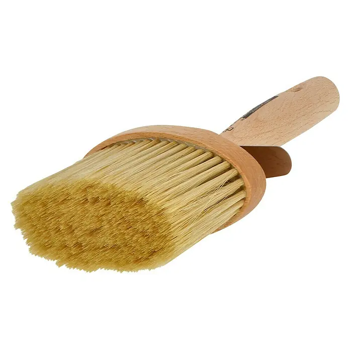 Profi Depot by Storch-Ciret Flächenstreicher oval - Breite Borsten: 130 mm, Mischborsten, Holz - Nahaufnahme einer Ausfegbürste mit hellbraunen Borsten und Holzgriff auf schwarzem Hintergrund, ideal für Friseure.