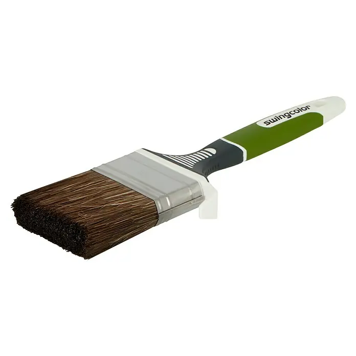swingcolor Lasur-Flachpinsel 3K - Breite Borsten: 60 mm, Mischborsten, Kunststoff - Nahaufnahme eines Swingcolor-Flachpinsels mit braunen Borsten, grauem Kopf und grün-weißem Griff vor schwarzem Hintergrund.
