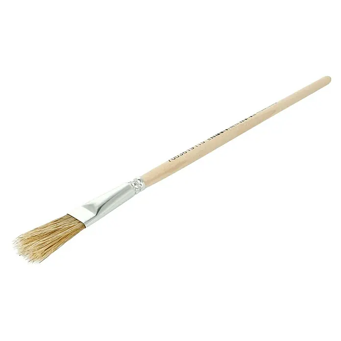 Universal-Pinsel - Größe Pinsel: 10, Chinaborsten, Holz - Pinsel mit hellem Holzgriff und silberner Zwinge, dessen Borsten in hellem Beige gehalten sind, auf schwarzem Hintergrund.