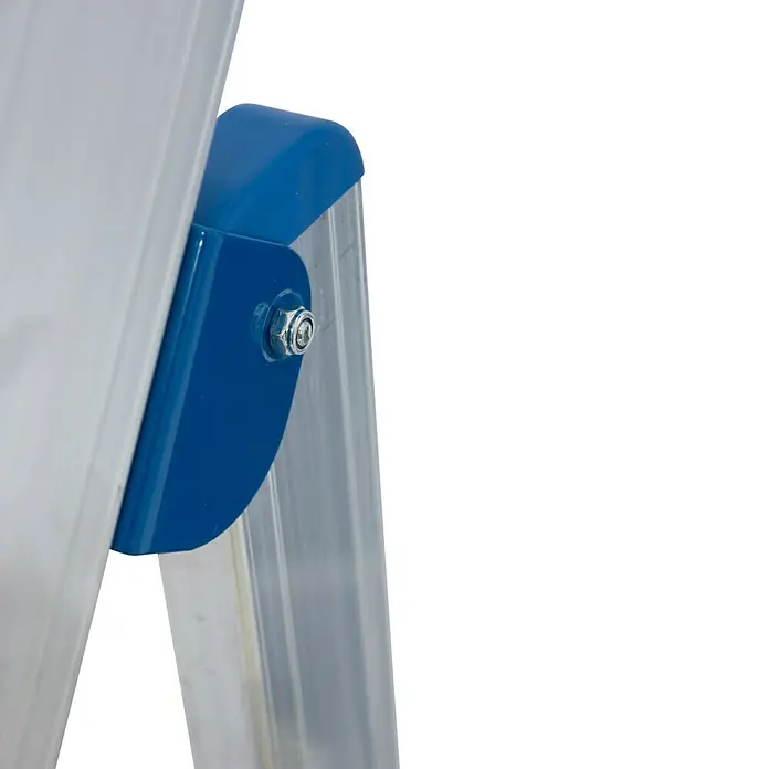 Krause Stehleiter - Arbeitshöhe: 3,9 m, Anzahl Tritte: 8 Stk., Belastbarkeit: 150 kg, Aluminium - Nahaufnahme einer Aluminiumleiter mit blauen Akzenten, die die robuste Konstruktion und das durchdachte Design hervorhebt.