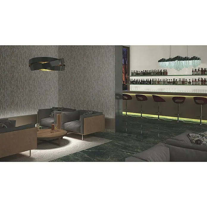 Rasch Composition Vliestapete Birke - Anthrazit, Floral, 10,05 x 0,53 m - Diese Aufnahme zeigt die exquisite Deckenleuchte in einem stilvollen Loungebereich, der durch elegante Möbel und eine Bar im Hintergrund ergänzt wird.