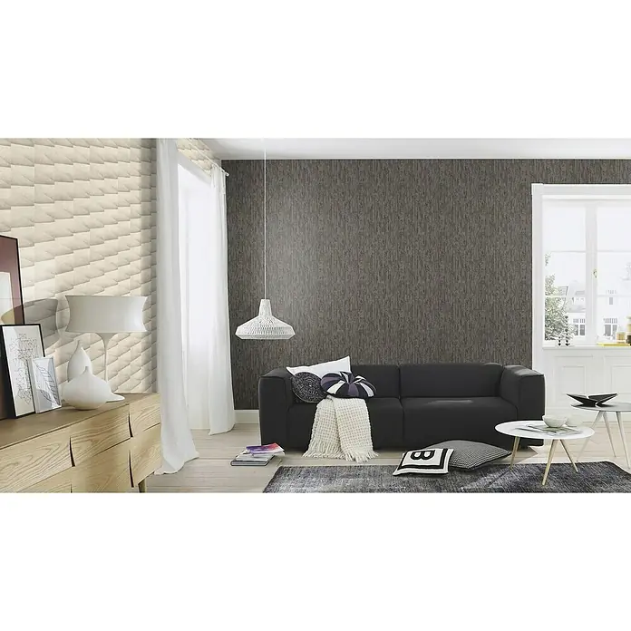 Rasch Composition Vliestapete Birke - Anthrazit, Floral, 10,05 x 0,53 m - Das Bild zeigt ein stilvolles Wohnzimmer mit einer grauen Couch, einem Teppich und einer Lampe. Die Tapete hat ein elegantes Muster.