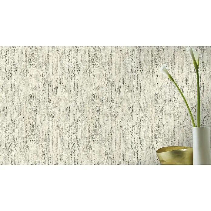 Rasch Composition Vliestapete Birke - Grauweiß, Floral, 10,05 x 0,53 m - Nahaufnahme einer weißen Vase mit Callas und einem dekorativen Hintergrund mit abstrakten Mustern für eine elegante Wandgestaltung.