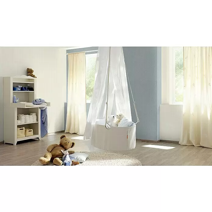 Rasch Composition Vliestapete - Weiß, Uni, 10,05 x 0,53 m - Ein ruhiges Babyzimmer mit cremefarbenen und blauen Wänden, einer hängenden weißen Wiege und einem Wickeltisch mit Babyzubehör.
