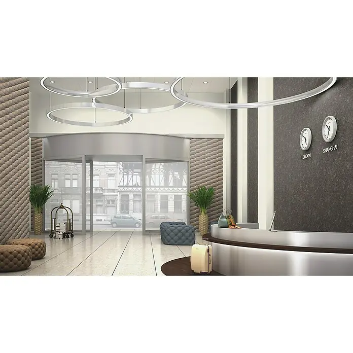 Rasch Composition Vliestapete - Weiß, Uni, 10,05 x 0,53 m - Hotel Lobby-Ansicht mit drehenden Türen, Gepäckwagen und Rezeption. Die Pendelleuchten sorgen für eine elegante Atmosphäre.