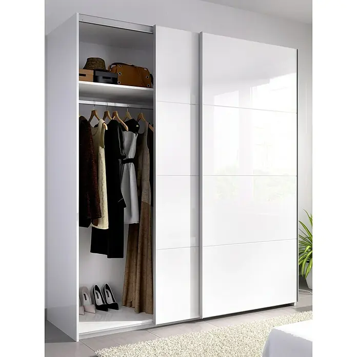 Dekit Armario de puertas correderas Slide - L x An x Al: 65 x 180 x 204 cm, Blanco Brillo - Armario blanco moderno con puertas correderas, parcialmente abierto, que muestra ropa, zapatos y accesorios.
