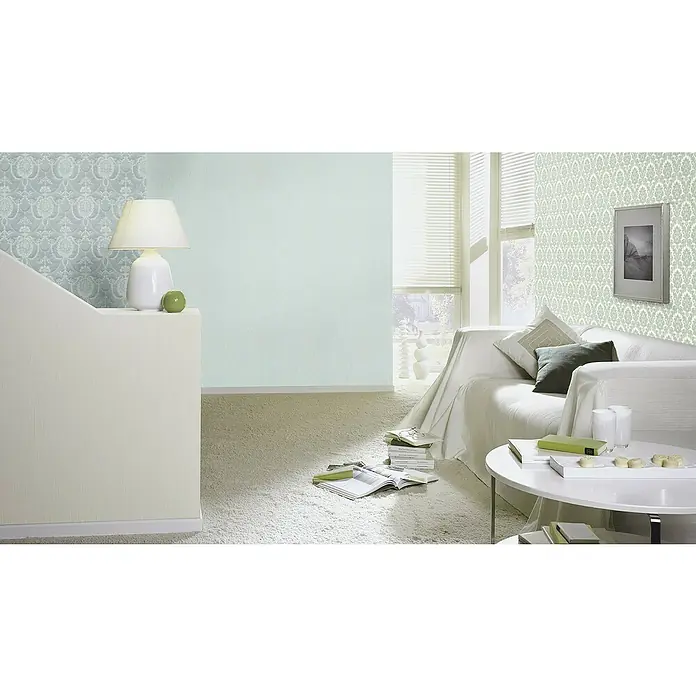 Rasch Trianon XIII Vliestapete Barock - Blau, Ornament, 10,05 x 0,53 m - Wohnzimmer-Interieur mit elegantem weißem Sofa, Beistelltisch und stilvoller Lampe, die eine gemütliche Atmosphäre schaffen.
