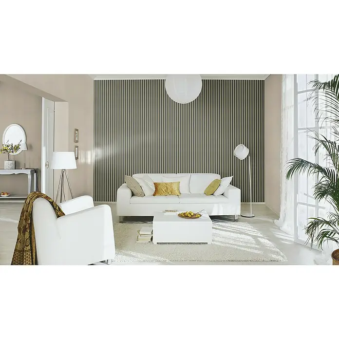 Rasch Trianon XIII Vliestapete TextilTaupe, Uni, 10,05 x 0,53 m - Elegantes Wohnzimmer mit weißem Sofa, Sessel und Teppich. Die gestreifte Tapete und die Zimmerpflanze verleihen dem Raum eine moderne Note.