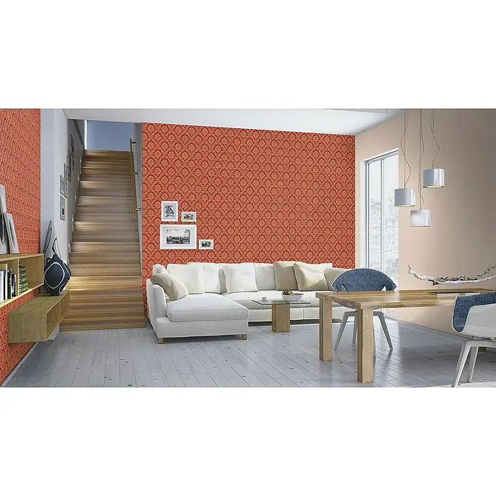 Rasch Trianon XIII Vliestapete Barock - Rotgold, Ornament, 10,05 x 0,53 m - Wohnzimmer mit roter gemusterter Tapete, weißen Möbeln und Holztreppe. Die Einrichtung wirkt stilvoll und einladend.