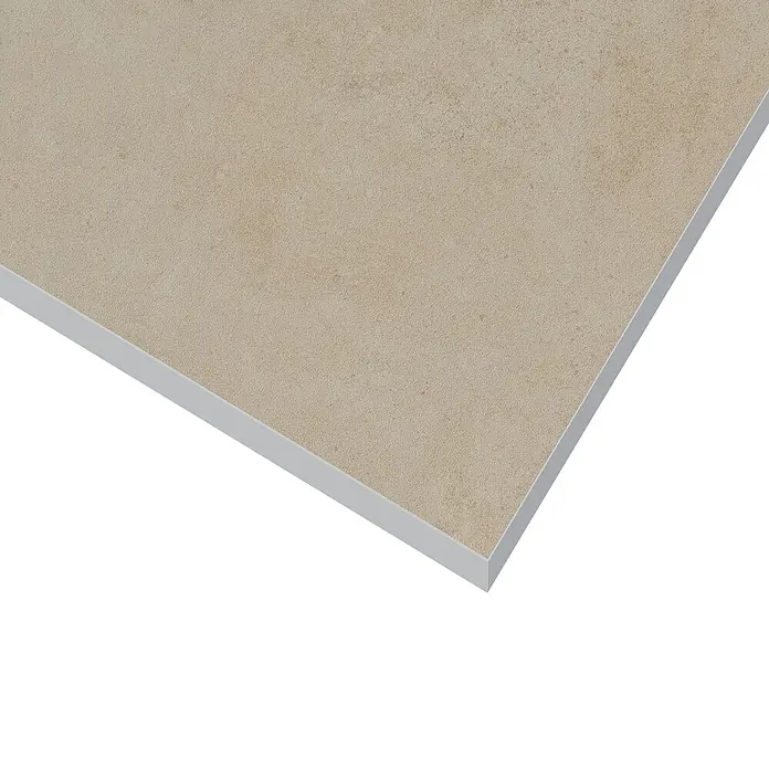 Art-Tec by Palazzo Feinsteinzeugfliese - 60 x 120 cm, Creme, Glänzend - Nahaufnahme einer sandfarbenen Keramikfliese mit matter Oberfläche und leichtem Farbverlauf, ideal für moderne Innenräume.