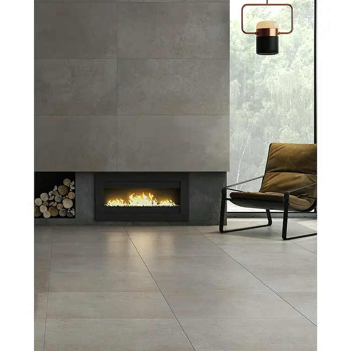 Art-Tec by Palazzo Feinsteinzeugfliese - 60 x 120 cm, Taupe, Glänzend - Das Bild zeigt ein modernes Wohnzimmer mit einem stilvollen Kamin, Fliesenboden und einem Designer-Sessel, beleuchtet von einer modernen Lampe.