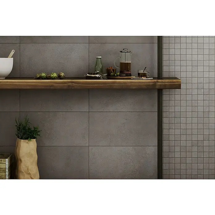 Art-Tec by Palazzo Feinsteinzeugfliese - 30 x 60 cm, Clay, Matt - Ein stilvolles Kücheninterieur mit grauen Fliesen, einem Holzbord und dekorativen Elementen wie Pflanzen und Geschirr, die eine wohnliche Atmosphäre schaffen.