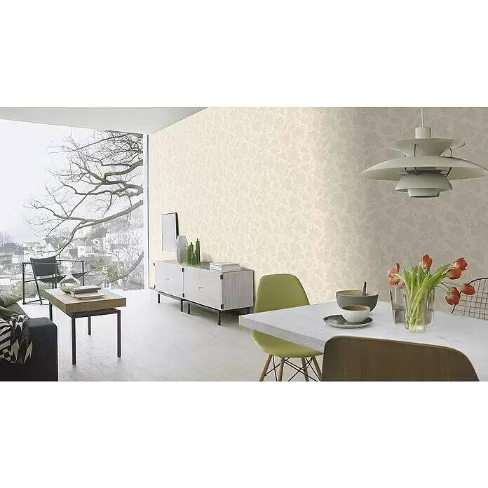 Rasch Trianon XIII Vliestapete Ranke - Cremeweiß, Floral, 10,05 x 0,53 m - Helle beigefarbene Tapete mit zartem Blumenmuster an einer Wand im modernen Wohnzimmer.