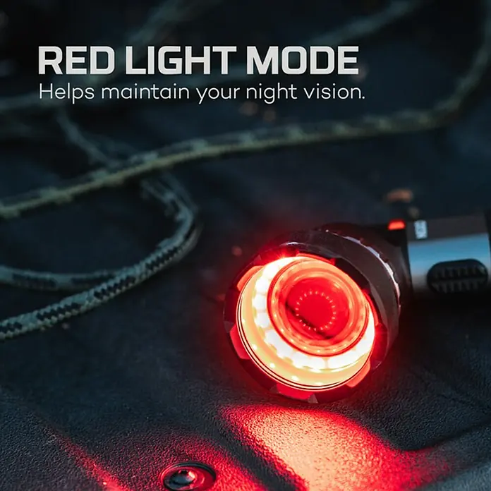 Nebo Tools Linterna Luxtreme SL25R - 9,3 x 6 x 18 cm, 500 lm, IP67 - Primer plano de una linterna en modo de luz roja, ideal para mantener la visión nocturna, sobre una superficie oscura y texturizada.