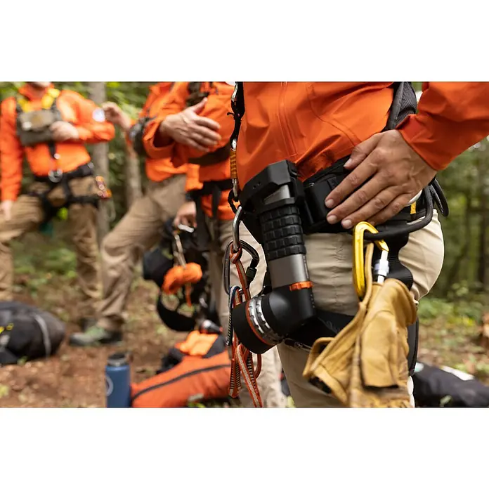 Nebo Tools Linterna Luxtreme SL25R - 9,3 x 6 x 18 cm, 500 lm, IP67 - Primer plano de trabajadores de rescate con equipo de seguridad. Una persona lleva una luz táctica, mosquetones y guantes en el cinturón.