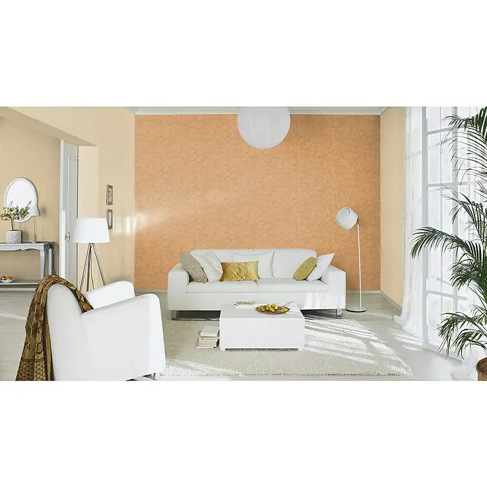 Rasch Trianon XIII Vliestapete Ranke - Mattgold, Floral, 10,05 x 0,53 m - Wohnzimmer mit stilvollem Interieur in Weiß- und Beigetönen, helle Möbel und ein großer Teppich sorgen für eine freundliche Atmosphäre.