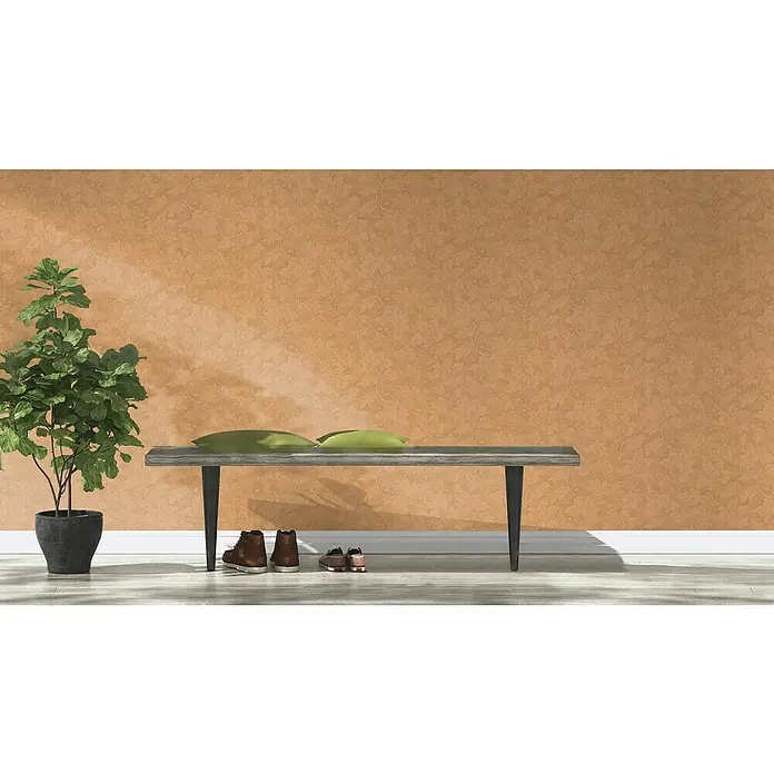 Rasch Trianon XIII Vliestapete Ranke - Mattgold, Floral, 10,05 x 0,53 m - Zimmerinterieur mit Bank, Zierpflanze und Schuhen. Die Bank mit grünen Kissen ist ein zentrales Element in dem Raum.