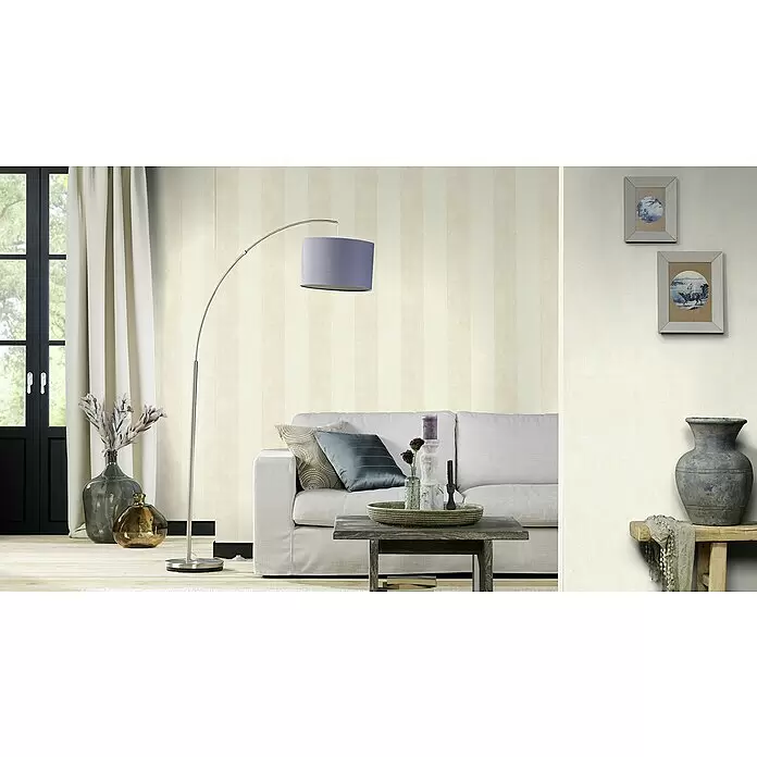 Rasch Tapetenwechsel 2 Vliestapete - Altweiß-Creme, Streifen, 10,05 x 0,53 m - Beige gestreifte Tapete in einem hellen Wohnzimmer, die hinter einem Sofa und einer Lampe subtile Textur und Wärme hinzufügt.