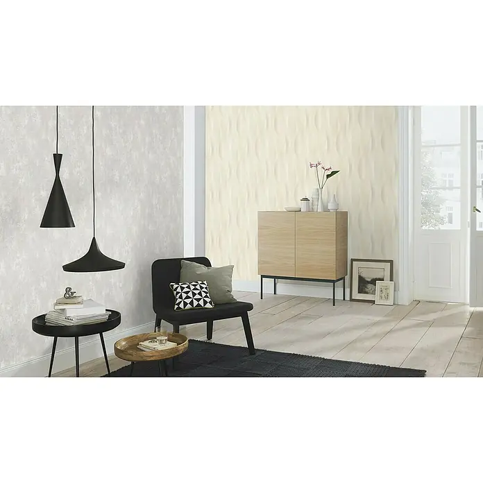 Rasch Tapetenwechsel 2 Vliestapete - Beige, Wellen, 10,05 x 0,53 m - Bild von einem Wohnzimmer mit auffälligen Pendelleuchten, einem bequemen Sessel und einer eleganten Holzkommode für ein stilvolles Ambiente.