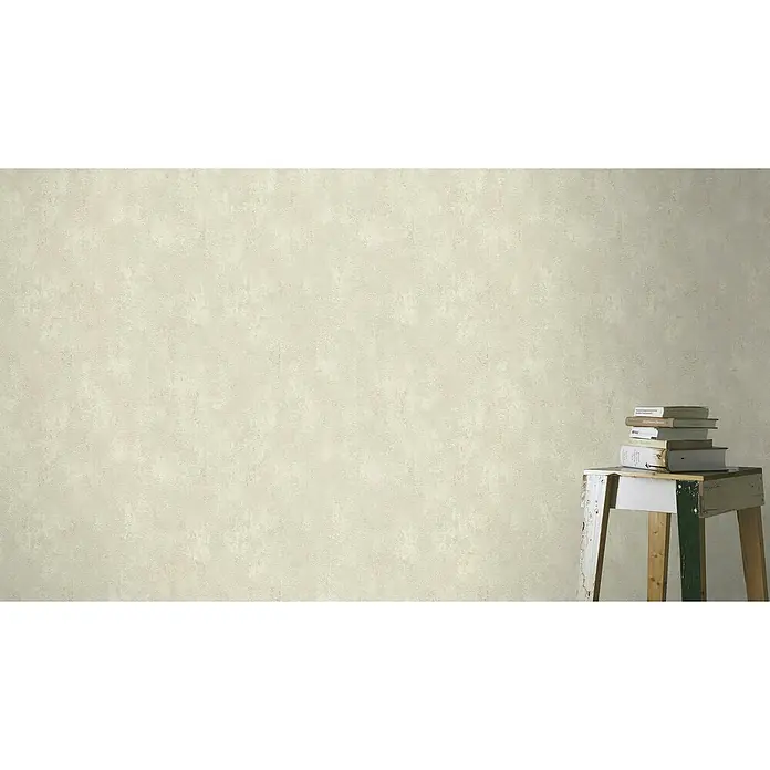 Rasch Tapetenwechsel 2 Vliestapete - Hellbeige, Uni, 10,05 x 0,53 m - Nahaufnahme von einem Stapel Bücher auf einem kleinen Beistelltisch mit grünen Akzenten vor einer beigen Wand mit Textur.