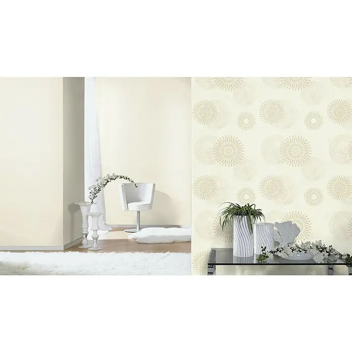 Rasch Tapetenwechsel 2 Vliestapete Kreise - Cremegold, Grafisch, 10,05 x 0,53 m - Helle Wohnraum-Szene mit einfarbiger Wand und einer Wand mit einem grafischen Kreismuster. Elegante Möbelstücke und Dekorationen ergänzen das Ambiente.