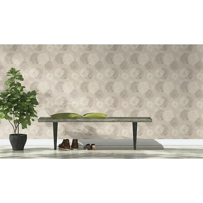 Rasch Tapetenwechsel 2 Vliestapete Kreise - Taupe hell, Grafisch, 10,05 x 0,53 m - Raumansicht mit Wandtapete mit floralem Muster in Beige und Grau, Bank, Kissen, Pflanze und Schuhen.