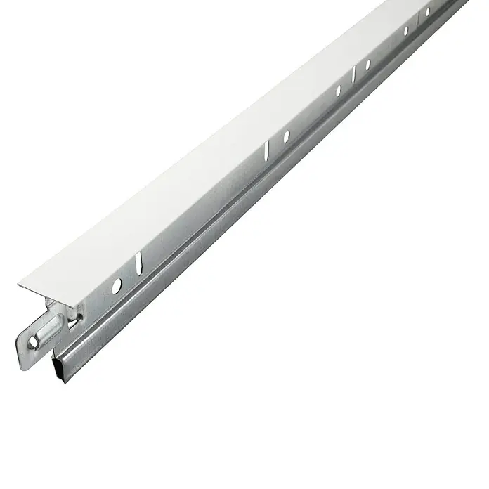 THU Ceiling Solutions Perfil primario T24 - 3,7 m x 24 mm x 38 mm, Acero, Blanco - Primer plano de una suspensión de rejilla de techo blanca en forma de T con una estructura metálica, ideal para techos suspendidos en oficinas y locales comerciales.