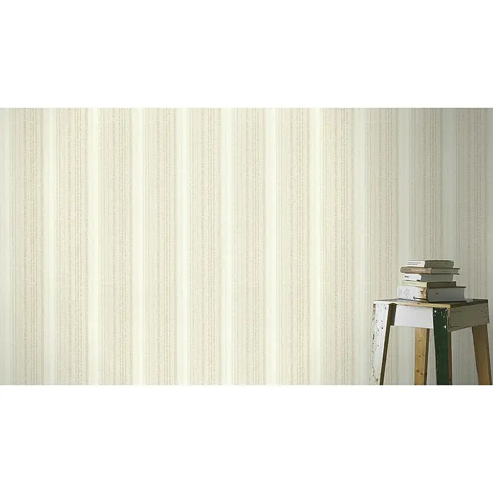 Rasch Tapetenwechsel 2 Vliestapete - Hellbeige, Streifen, 10,05 x 0,53 m - Nahaufnahme einer gestreiften Tapete in hellen Farbtönen, die eine ruhige und elegante Atmosphäre schafft. Ideal für moderne Wohnräume.