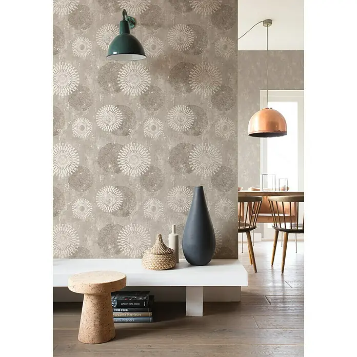 Rasch Tapetenwechsel 2 Vliestapete Kreise - Taupe hell, Grafisch, 10,05 x 0,53 m - Innenaufnahme mit dekorativer Wandtapete mit Kreisornamenten in Grau- und Weißtönen, ergänzt durch passende Lampen und Wohnaccessoires.