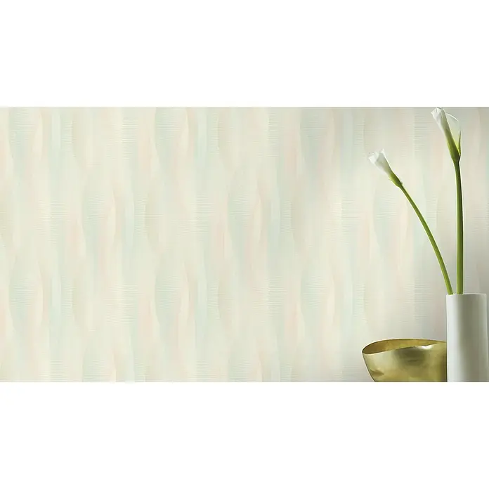 Rasch Tapetenwechsel 2 Vliestapete - Creme, Wellen, 10,05 x 0,53 m - Nahaufnahme der strukturierten, beigen Tapete mit zarten Farbnuancen und einer eleganten Blumenvase mit Callas.