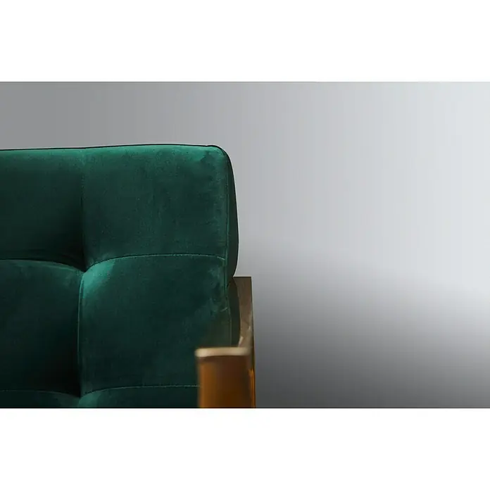 A.S. Création Metropolitan Stories Vliestapete Uni-Flat - Hellgrau, Uni, 10,05 x 0,53 m - Nahaufnahme eines smaragdgrünen Sofas mit Knopfheftung und Holzrahmen. Ein luxuriöses Möbelstück für stilvolles Wohnen.