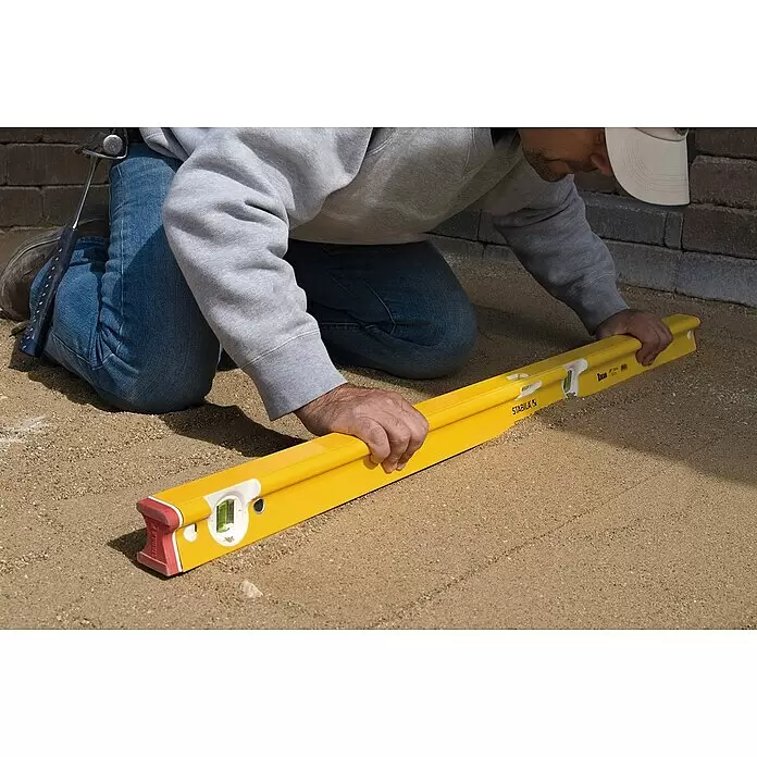 Stabila Wasserwaage Typ R-300 - Länge: 122 cm, Anzahl Libellen: 3 Stk. - Anwendungsbeispiel