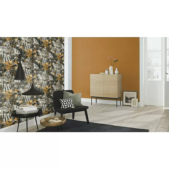 Rasch Tropical House Vliestapete - Cognac, Uni, 10,05 x 0,53 m - Aufwendige Tapete mit schwarzen, weißen, grauen und goldenen Gebäuden, Pflanzen und Schachbrettwegen an einer Zimmerwand.