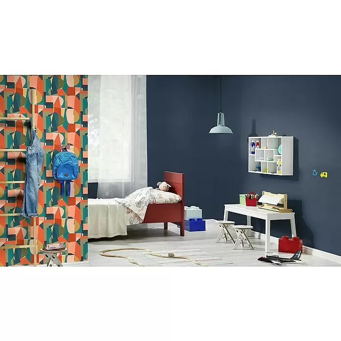 Rasch Tropical House Vliestapete - Nachtblau, Uni, 10,05 x 0,53 m - Lebendiges Kinderzimmer mit rotem Bett, blauen Wänden und gemusterter Tapete, ausgestattet mit Spieltisch, Stauraum und Spielzeug.