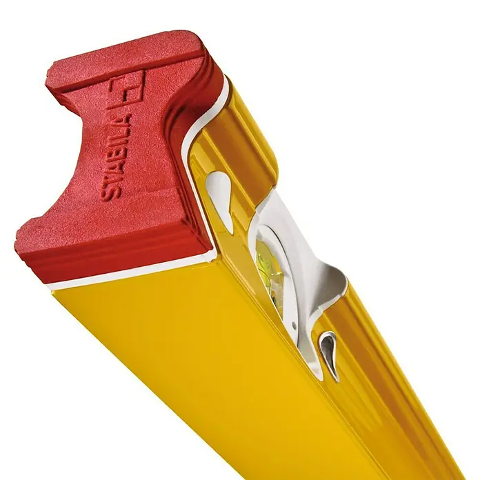 Stabila Wasserwaage Typ R-300 - Länge: 122 cm, Anzahl Libellen: 3 Stk. - Nahaufnahme einer gelben Stabila Wasserwaage mit roter Endkappe, die Präzision und Qualität für Bauprojekte verspricht.
