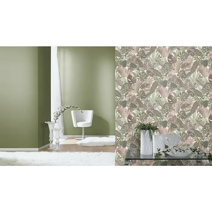 Rasch Tropical House Vliestapete - Moosgrün, Uni, 10,05 x 0,53 m - Zimmer mit grüner Wand, weißem Stuhl und einer Wand mit Blattmuster-Tapete, die eine stilvolle und natürliche Atmosphäre schaffen.
