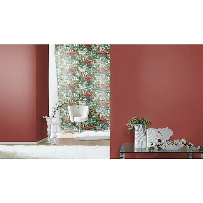 Rasch Tropical House Vliestapete - Ziegelrot, Uni, 10,05 x 0,53 m - Ein Interieur mit einer Wand mit roter Farbe und einer Wand mit gemusterten Tapeten, die eine elegante und künstlerische Atmosphäre schaffen.