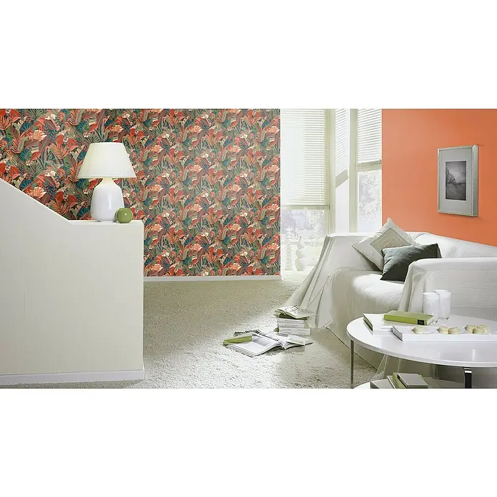Rasch Tropical House Vliestapete - Dunkelorange, Uni, 10,05 x 0,53 m - Ein helles Wohnzimmer mit einer floralen Tapete, einem weißen Sofa und einem runden Tisch. Die Tapete ist das Hauptmerkmal des Raumes.