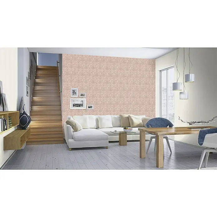 Rasch Trianon XIII Vliestapete - Rosé, Ornament, 10,05 x 0,53 m - Ein heller Wohnraum mit einer Couch, einem Tisch und einer Treppe, der eine einladende und moderne Atmosphäre schafft.