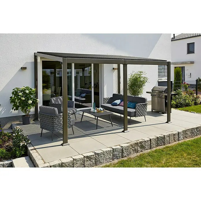 Sunfun Anstellpavillon Palma - B x T: 400 x 300 cm, Anthrazit, Aluminium - Das Bild zeigt eine moderne Pergola mit Loungemöbeln und Grill auf einer Terrasse. Die Pergola bietet Schatten und Schutz für den Außenbereich.