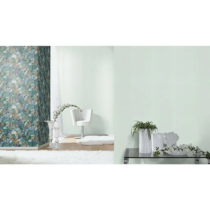 Rasch Tropical House Vliestapete - Hellblau, Uni, 10,05 x 0,53 m - Elegantes Interieur mit einem auffälligen Wandmuster und stilvollen Dekorationsgegenständen. Die weißen Vasen und Pflanzen bringen Frische in den Raum.