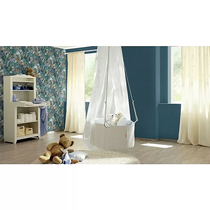 Rasch Tropical House Vliestapete - Dunkelblau, Uni, 10,05 x 0,53 m - Ein modernes Babyzimmer mit weißer Wickelkommode mit Regalen und weißem Hängebettchen mit Baldachin.