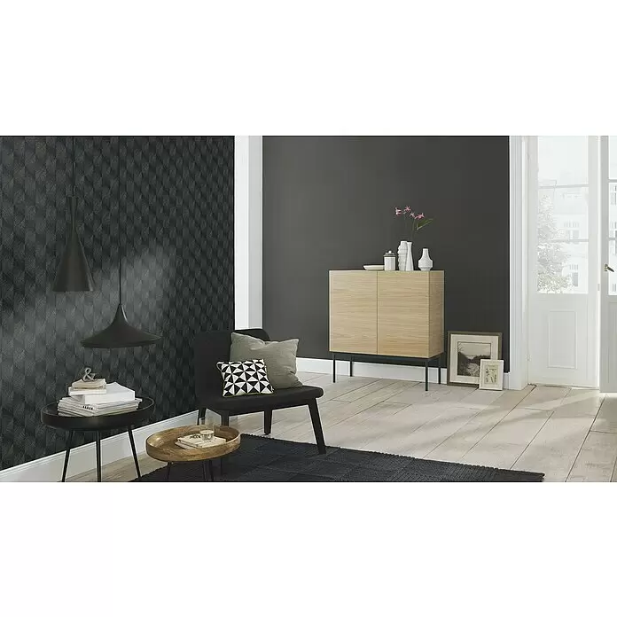 Rasch Tropical House Vliestapete - Schwarz, Uni, 10,05 x 0,53 m - Dunkle Tapete mit geometrischem Muster in einem modernen Wohnzimmer.