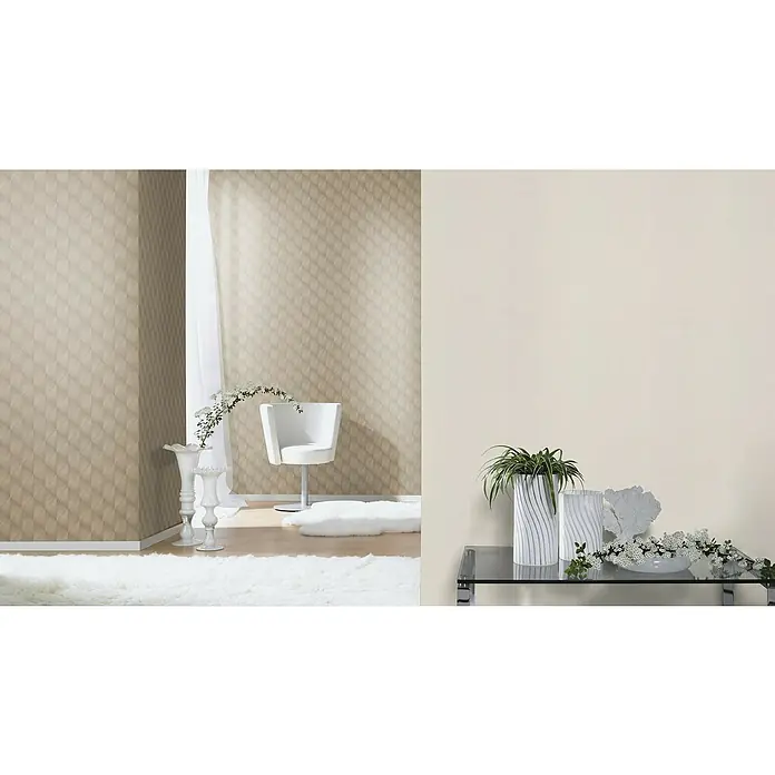 Rasch Tropical House Vliestapete - Hellbeigegrau, Uni, 10,05 x 0,53 m - Elegantes Interieur mit stilvoller Wand, minimalistischem Stuhl, weißen Vasen und einem modernen Glastisch, der das dekorative Design ergänzt.