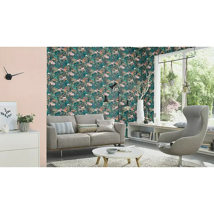 Rasch Salsa Vliestapete Blätter I - Nachtblau, Floral, 10,05 x 0,53 m - Elegantes Wohnzimmer mit auffälliger Dschungel-Tapete mit tropischen Blättern und rosa Blüten, ergänzt durch moderne Möbel und eine gemütliche Atmosphäre.