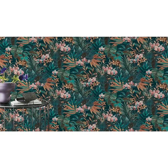 Rasch Salsa Vliestapete Blätter I - Nachtblau, Floral, 10,05 x 0,53 m - Ein grünes Blättertapetenmuster mit exotischen Pflanzen und zarten rosa Blüten, das eine tropische und entspannende Atmosphäre schafft.